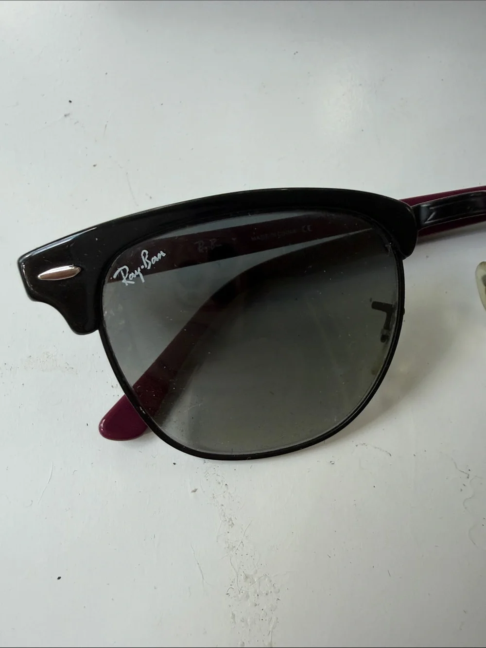 Ray Ban Club Sunglasses Black, Lined withdeep red.